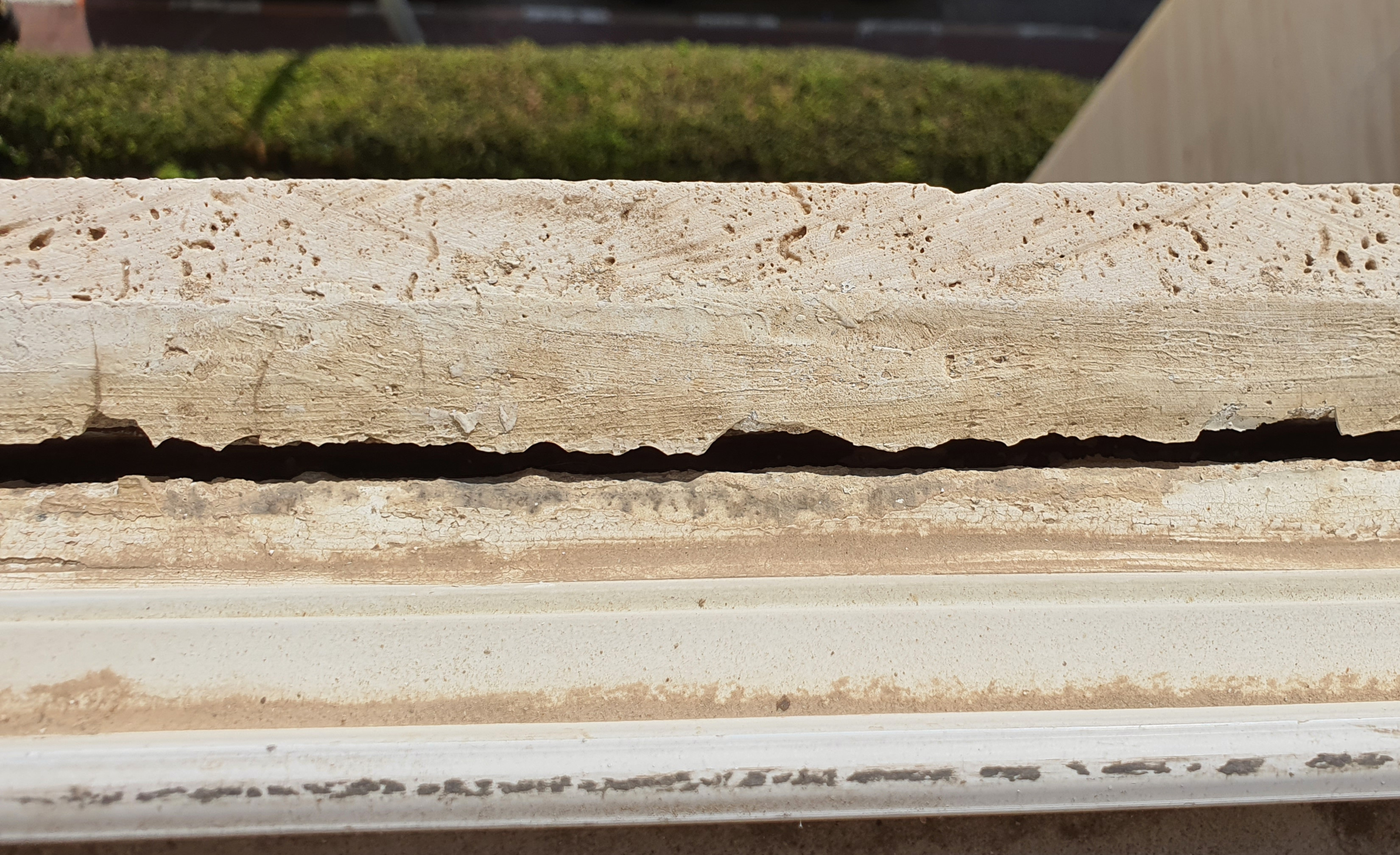 התנתקות לוח אבן בהיקף חלון